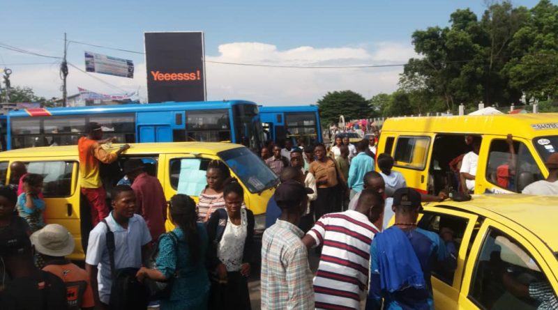 Lire la suite à propos de l’article Société/Kinshasa : Un policier tire sur une fillette âgé de 10 ans par inadvertance