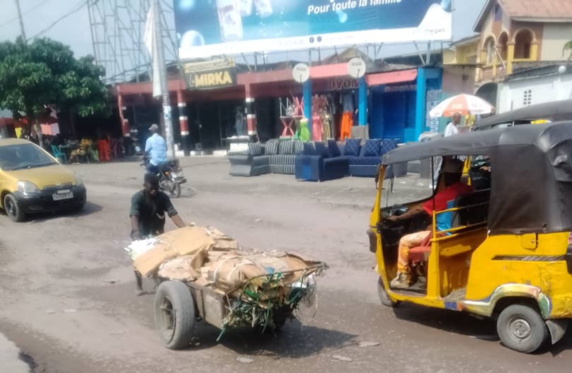 You are currently viewing Kinshasa : l’arrêt Hugo Tanzambi et le marché Makongo de lemba terminus en état de délabrement avancé