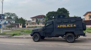 Lire la suite à propos de l’article Marche d’opposition : La police place des véhicules devant le siège de l’Ecide sur triomphal ( situation 8h30′)