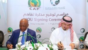 Lire la suite à propos de l’article SPORT : la CAF et la Fédération Saoudienne de Football signent un accord de 5 ans pour l’amélioration du football