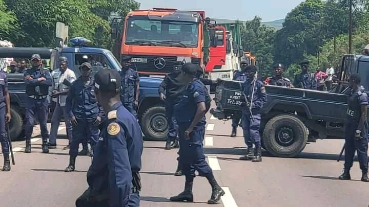 You are currently viewing Arrivée de Moïse Katumbi au Kongo Central : la route Matadi bloquée par les policiers