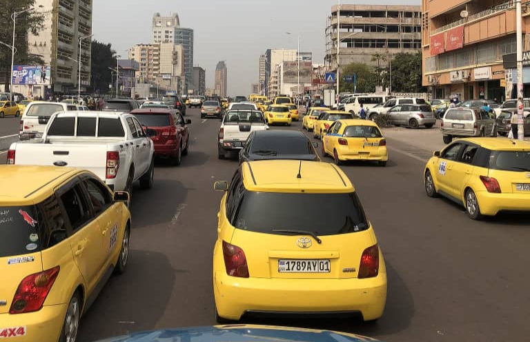 You are currently viewing Kinshasa : après avoir passé toute la journée du lundi sans travailler, les chauffeurs des taxis décident de lever leur grève