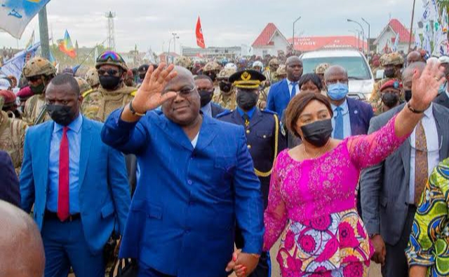 You are currently viewing RDC : Félix Tshisekedi atterrit dans la ville de kananga pour le lancement des travaux de lutte anti-érosive