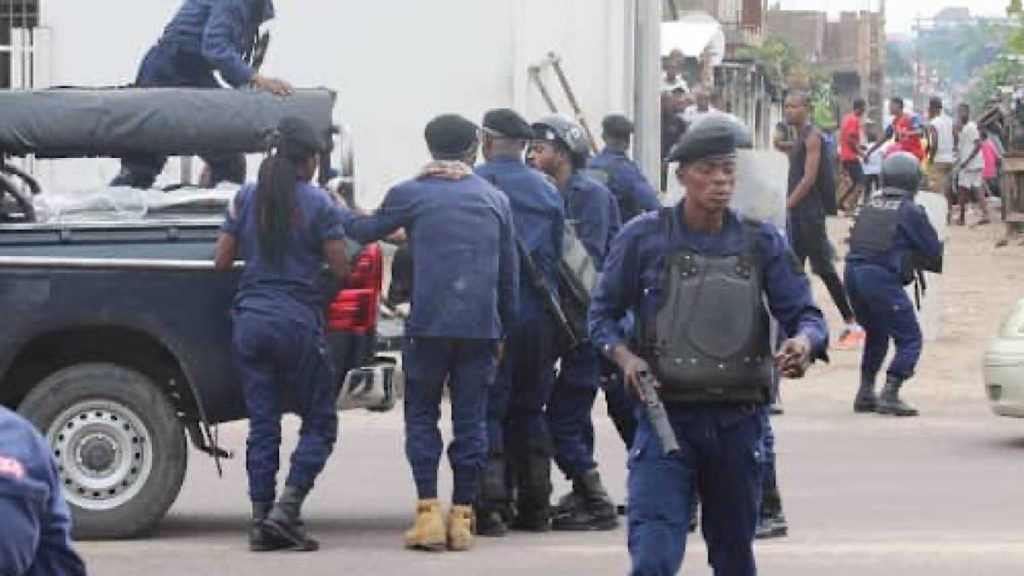 You are currently viewing RDC/Société : la police interpelle 3 personnes menaçant des chauffeurs qui n’ont pas respecté la grève (Situation à la Mi-journée)