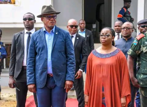 Lire la suite à propos de l’article Tshopo: Madeleine Nikomba montre son hospitalité au VPM de l’intérieur Péter Kazadi aussitôt atterrit à l’aéroport de Kisangani