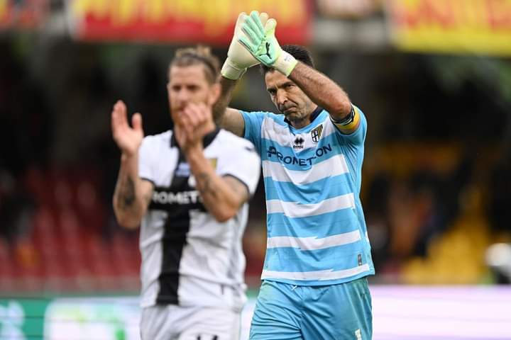 You are currently viewing Foot : Gianluigi Buffon met un terme à son cursus sportif