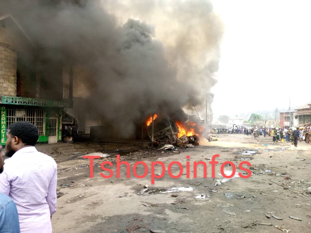 You are currently viewing Kinshasa : un incendie gigantesque d’un camion citerne fait plusieurs morts causant ainsi d’importants dégâts matériels à Lemba Righini