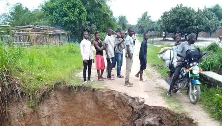 You are currently viewing Tshopo : la route kisangani-Yangambi coupée à la circulation suite à une érosion