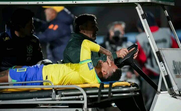 You are currently viewing Foot : Victime d’une rupture des ligaments croisés du genou, Neymar dit au-revoir 2023