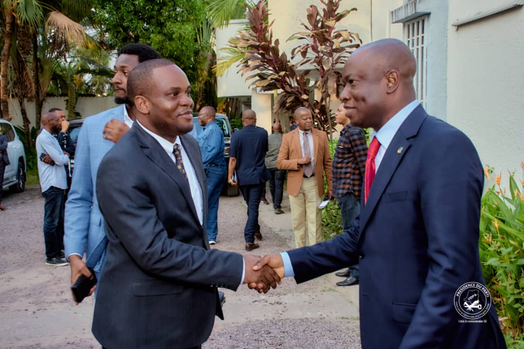 You are currently viewing Désignation de l’informateur: « Le Président de la République vient de placer au-dessus de la mêlée son principal homme de confiance» ( Junior Mata M’elanga)