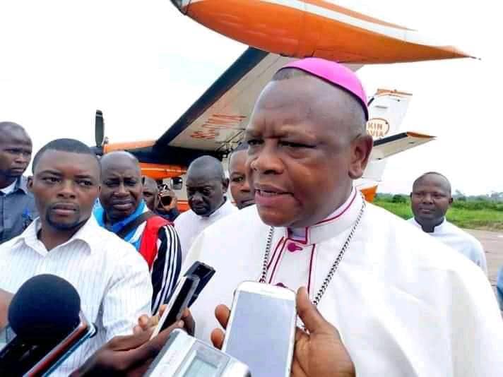 You are currently viewing Après cinq jours de son séjour à Rome, le cardinal Fridolin Ambongo regagne Kinshasa par la porte qu’il est sorti