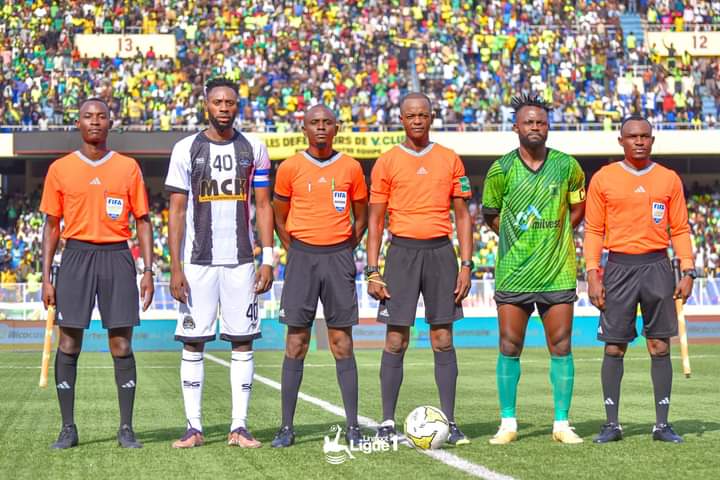 Lire la suite à propos de l’article Foot : L’arbitre central du match Vclub-Mazembe et Issama Mpeko sanctionnés par la Linafoot