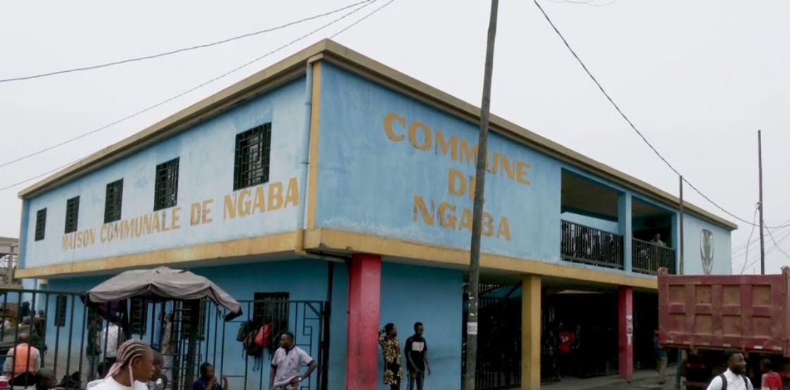 You are currently viewing Évacuation des véhicules abandonnés à Kinshasa : Le bourgmestre de Ngaba enfreint les instructions du Chef de la police de la capitale