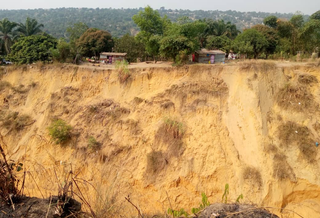 Lire la suite à propos de l’article Kinshasa : L’érosion du quartier Ngomba kikusa sur le point de ravager toutes les maisons d’habitations