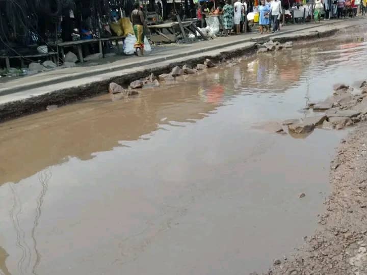 Lire la suite à propos de l’article Kinshasa : L’avenue Assossa sur le tronçon du marché Bayaka abandonné par les autorités provinciales