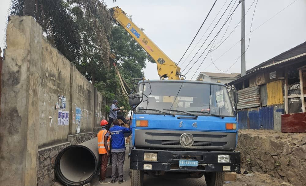 You are currently viewing Kinshasa : En collaboration avec une société chinoise, la REGIDESO procède au renouvellement de la tuyauterie de distribution d’eau potable dans la commune de Ngaliema