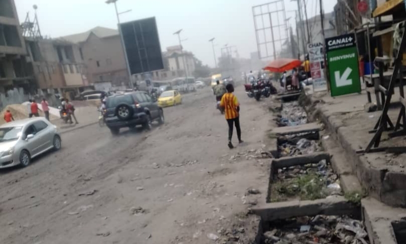 You are currently viewing Kinshasa : L’avenue Kabambare, dans un état de délabrement avancé, triple le coût du transport