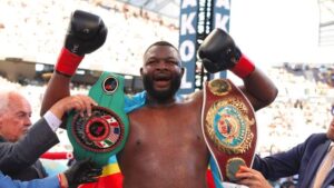 Lire la suite à propos de l’article Boxe : « Je le fais pour vous, pour nos frères de l’Est » a dit le boxeur Congolais Martin Bakole après sa victoire contre l’américain Jared Anderson par K.O