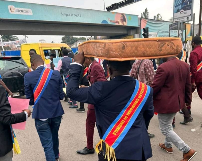 You are currently viewing Kinshasa : En attente de prise de fonction, les conseillers communaux ne cessent de protester dans l’enceinte du gouvernorat