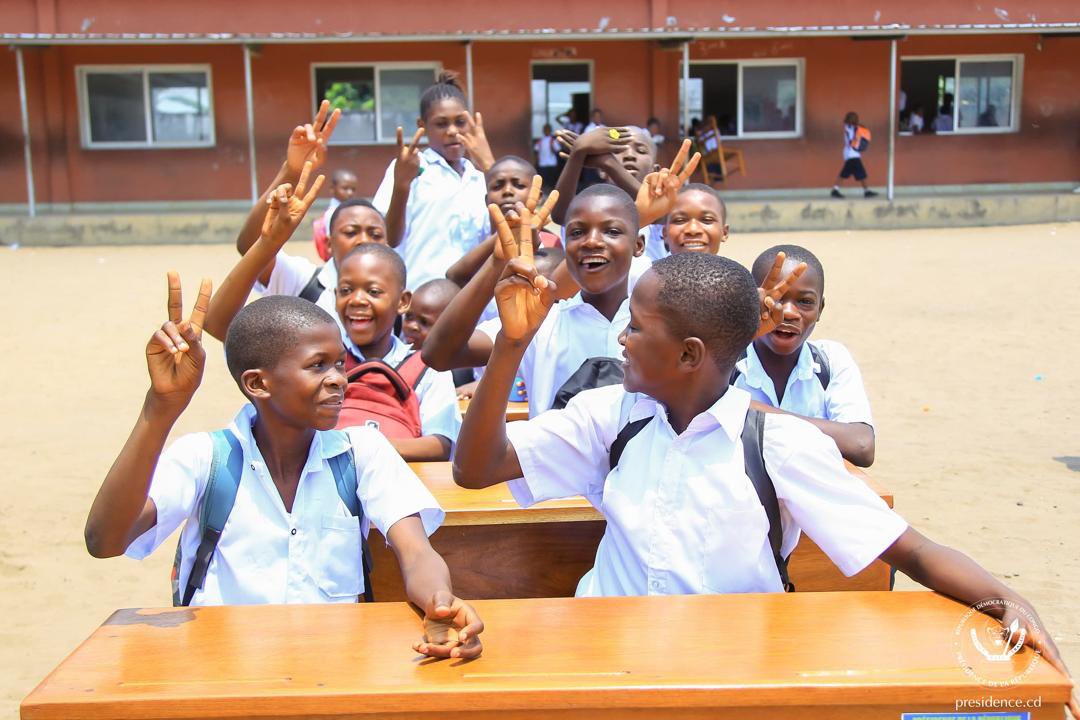 You are currently viewing RDC : Les bâtisseurs du Service National offrent un don de 400 bancs à l’école Camp Tshatshi