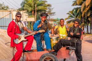 Lire la suite à propos de l’article Musique: Le groupe “Huguembo et les professeurs” offrent un concert gratuit aux Kinoises et kinois à l’Institut français