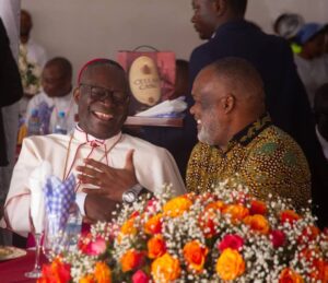 Lire la suite à propos de l’article Rencontre Fulgence Muteba et Naanga à Goma : Le sourire de l’évêque trahit une complicité émotionnelle, voire charnelle (Décryptage d&rsquo;Ambroise Mamba)