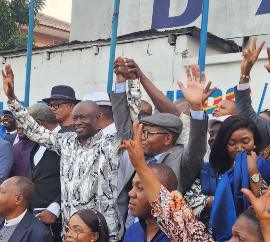 Lire la suite à propos de l’article UDPS: après une longue période de bras de fer, Kabuya et Bizibu fument le calumet de la paix