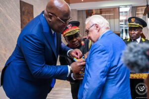 Lire la suite à propos de l’article Consolider les liens de coopération et fraternité entre la RDC et la Belgique, Félix Tshisekedi décore Patrick Boenders