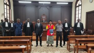 Lire la suite à propos de l’article Fin du procès braquage à l&rsquo;agence Rawbank : le monde retient qu&rsquo;une seule femme détenant une arme factice a semé la terreur parmi les autorités de Kinshasa