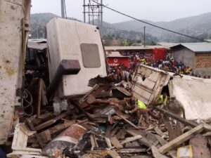 Lire la suite à propos de l’article «Des corps inertes, coincés dans les véhicules» : un tragique accident a coûté la vie à une dizaine de personnes sur la route Kasumbalesa