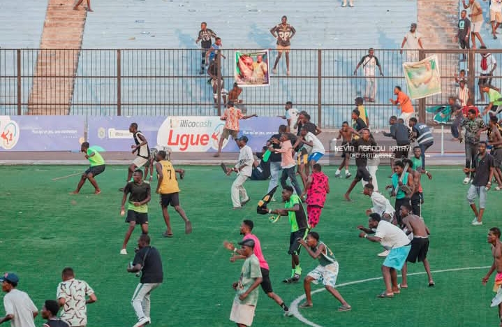 You are currently viewing Foot : Le résultat du derby opposant l&rsquo;AS V.Club au DCMP est provisoirement suspendu après les échauffourées (communiqué)