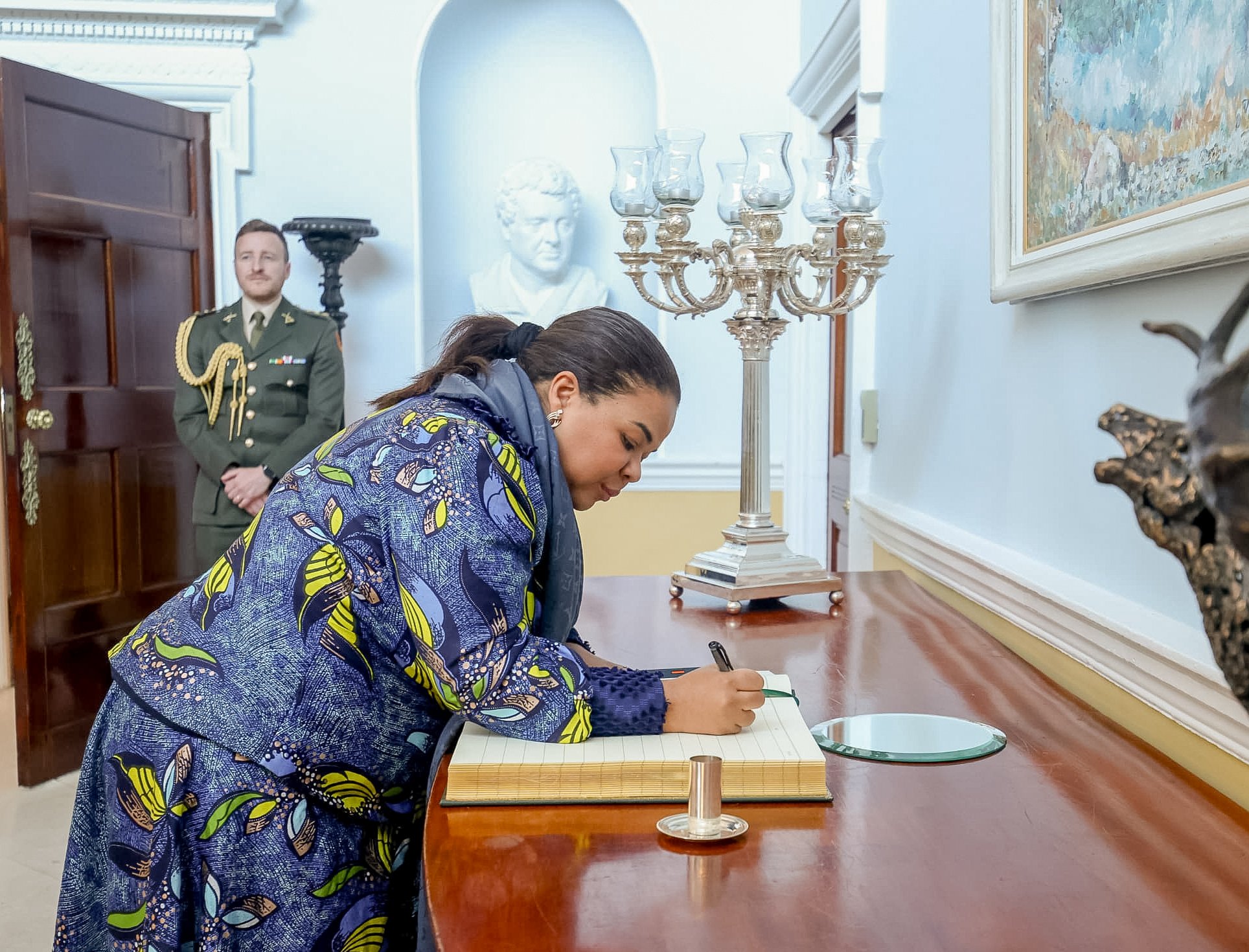 You are currently viewing Décès tragique d&rsquo;Yves Sakila à Dublin : Kinshasa prend acte de l&rsquo;ouverture d&rsquo;une enquête judiciaire par les autorités irlandaises