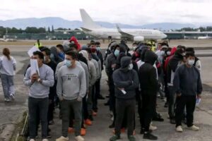 Lire la suite à propos de l’article Migrants expulsés des États-Unis vers la RDC : une ressortissante colombienne quitte Kinshasa pour regagner son pays d&rsquo;origine, et d&rsquo;autres se préparent aussi à faire de même