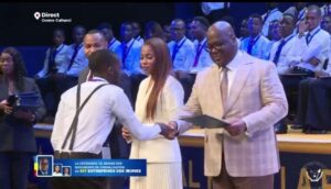 Lire la suite à propos de l’article RDC : Félix Tshisekedi remet les documents de formalisation à 537 entreprises de jeunes