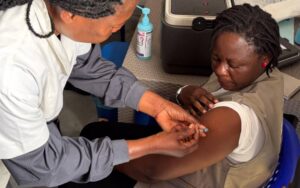 Lire la suite à propos de l’article Ebola en RDC : MSF étudie la vaccination des travailleurs de première ligne