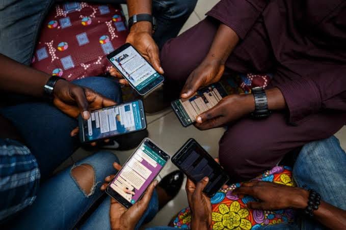 Lire la suite à propos de l’article L&rsquo;usage des réseaux sociaux à Kinshasa, quand les écrans prennent la place du dialogue familial