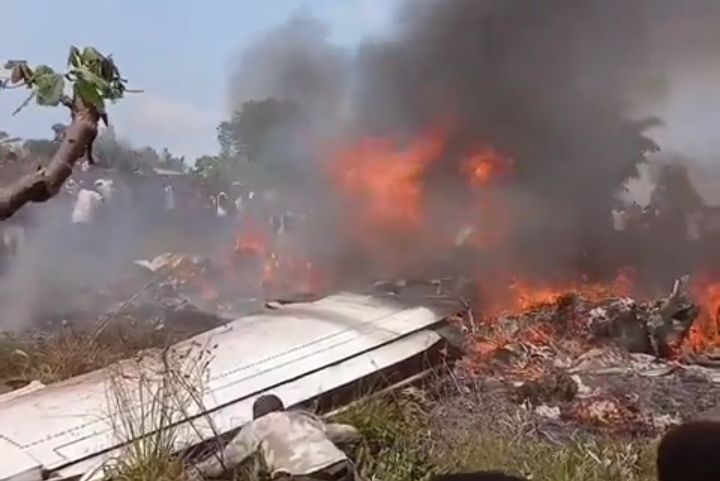 Lire la suite à propos de l’article RDC – Kwango : un crash fait 17 morts à Kenge, dont le premier président de la Haute Cour militaire et l&rsquo;auditeur général des FARDC, confirme l&rsquo;armée