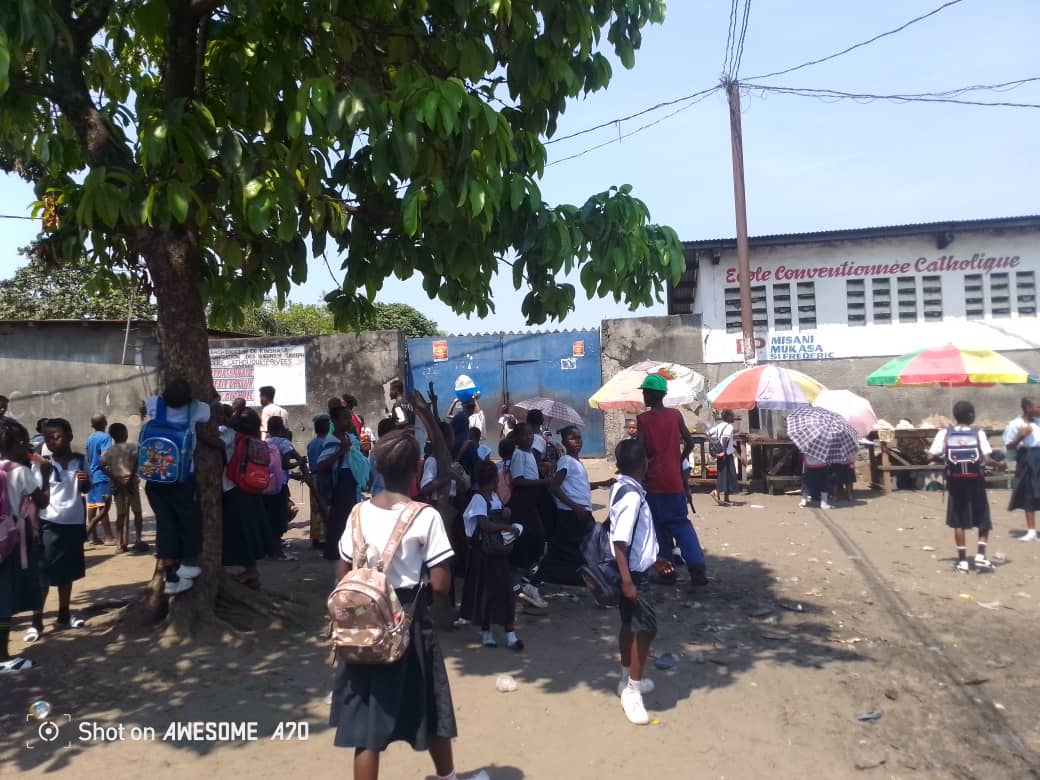 You are currently viewing Décès de l&rsquo;élève après avoir été frappé dans une école à Kimbanseke : la famille de la victime soutient que leur enfant a été tué par son enseignante ; l&rsquo;établissement nie cette version