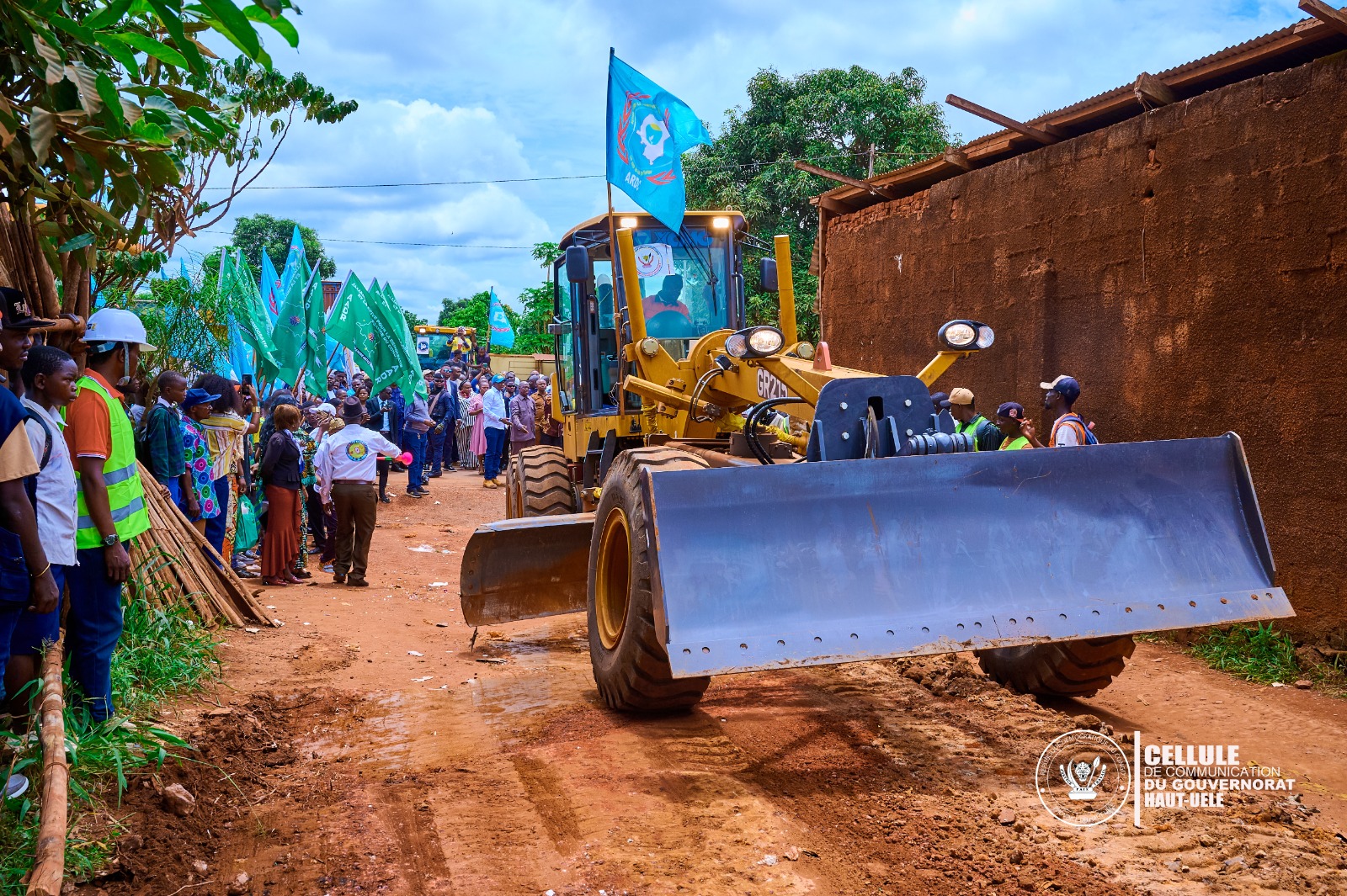 You are currently viewing Haut-Uélé : Jean Bakomito lance la « révolution routière » à Isiro avec une impressionnante flotte d&rsquo;engins neufs