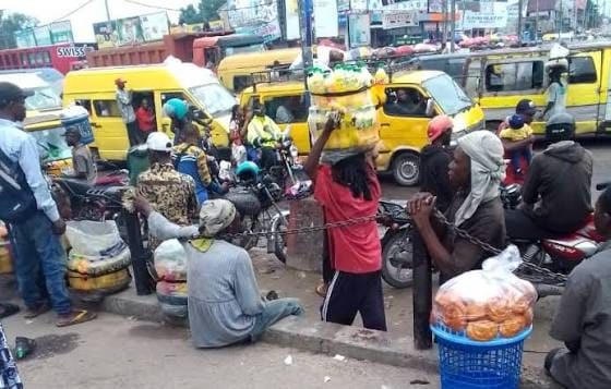Lire la suite à propos de l’article RDC : à Kinshasa, les jeunes commerçants ambulants survivent grâce à la débrouille