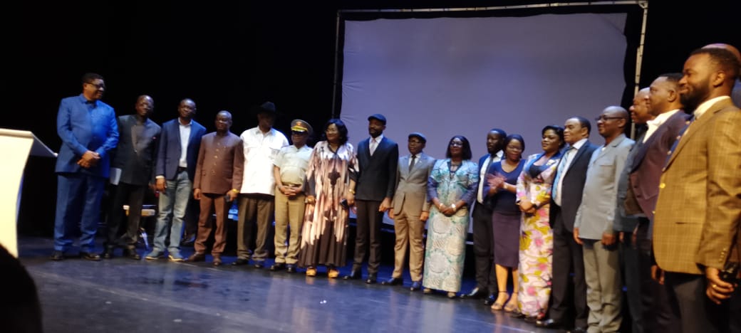 You are currently viewing RDC – Littérature : Le Centre Wallonie-Bruxelles accueille le baptême de l&rsquo;ouvrage d&rsquo;Arly Ntumba Tshiela sur la commande publique