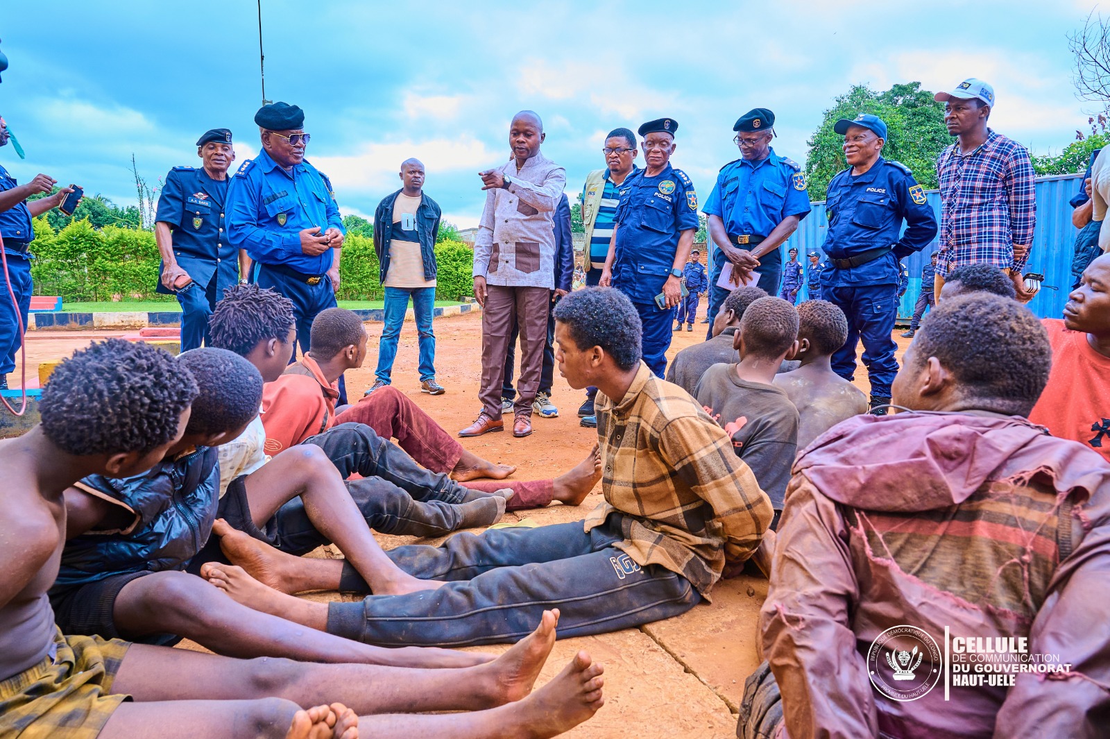 You are currently viewing Haut-Uélé : Coup de filet majeur à Watsa ; 16 présumés criminels présentés au Vice-Gouverneur Christophe Dara à Isiro
